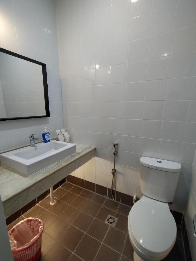 Telanai16 Lodge บันดาร์เสรีเบกาวัน ภายนอก รูปภาพ